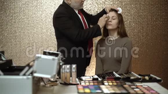 专业化妆师和年轻美女合作视频的预览图