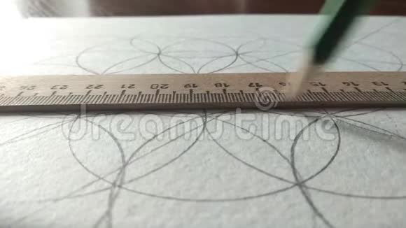 用铅笔在尺子里画一条线用圆圈画视频的预览图