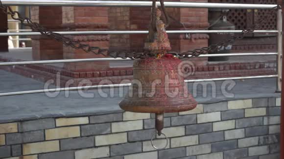 印度教寺庙里的大钟视频的预览图
