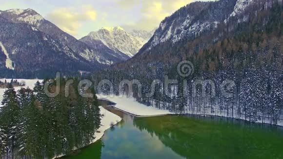 空中斯洛文尼亚杰泽斯科翡翠湖美景视频的预览图