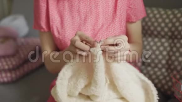 编织的女人手工制作羊毛衣服女爱好针织毛织面料视频的预览图