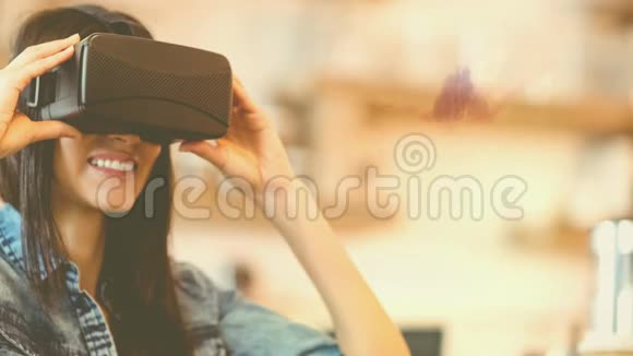 女人在橙色背景上使用VR视频的预览图