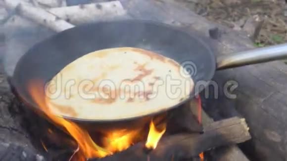 篝火上煎锅上的皮塔视频的预览图