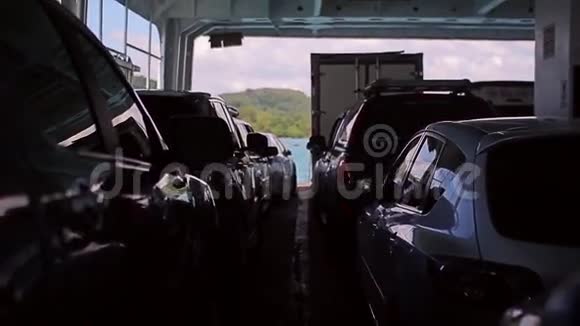 这些车在泰国的渡船上视频的预览图