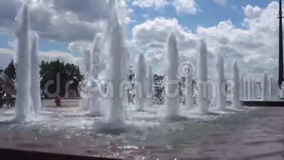 阴天4K夏季公园的喷泉和纪念碑视频的预览图