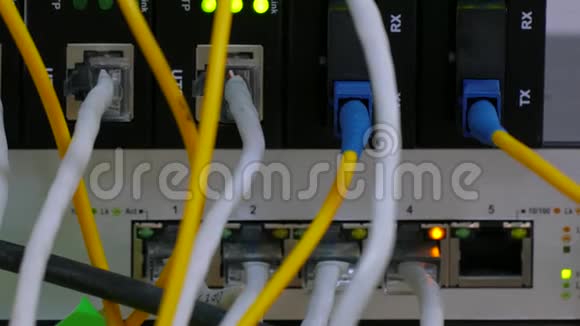 电缆在网络机柜内相互缠绕视频的预览图