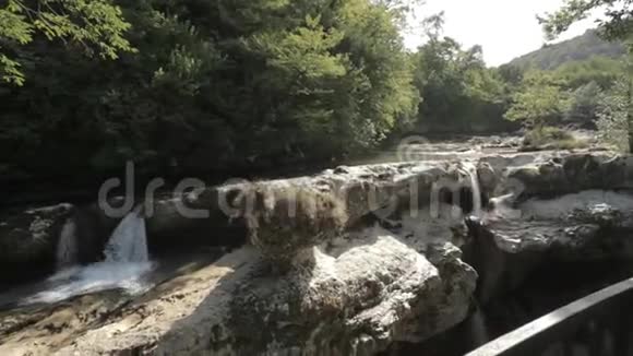 乔治亚州马尔维利峡谷的瀑布景观阿巴沙河自然纪念碑位于印丘里村视频的预览图
