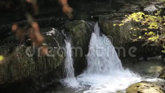 乔治亚州马尔维利峡谷的瀑布景观阿巴沙河自然纪念碑位于印丘里村视频的预览图