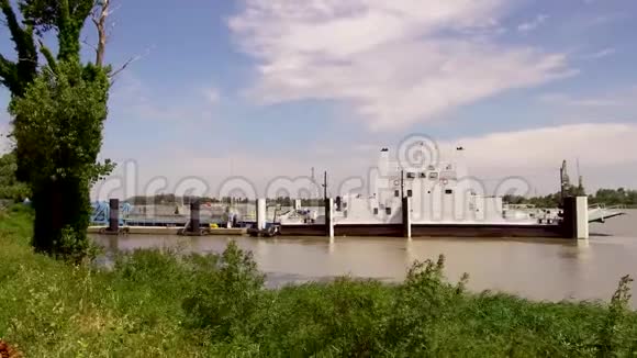 渡轮横渡法国罗纳河视频的预览图