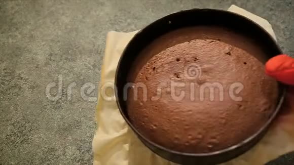 贝克把烤巧克力蛋糕放在厨房的桌子上自制巧克力蛋糕桌上提供新鲜的热腾腾的Panettone复活节蛋糕视频的预览图