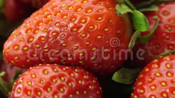 提供新鲜红草莓的详细信息视频的预览图
