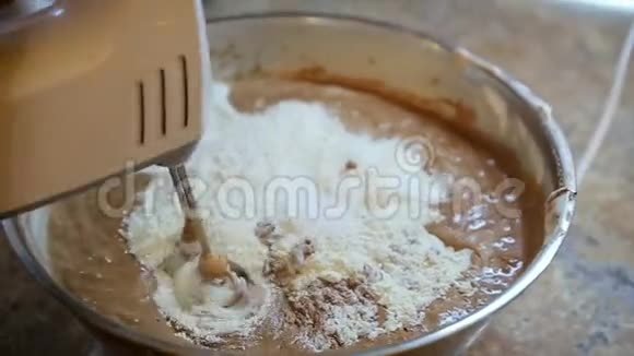 电搅拌机准备生饼干面团和热巧克力视频的预览图