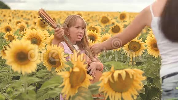 田野里带着向日葵的悲伤的小女孩视频的预览图