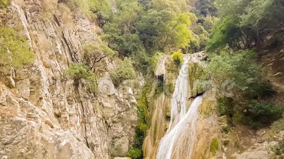 著名的旅游目的地卡迪瀑布在希腊波利林尼奥视频的预览图