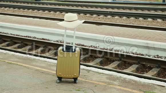带帽子的旅行包在铁路背景上概念我们想度假喜欢旅行视频的预览图