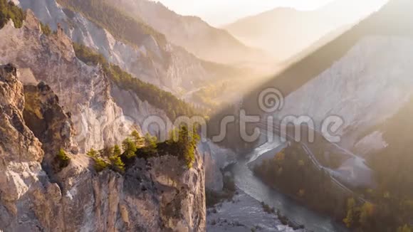 日出悬崖峡谷瑞因什鲁奇瑞士航空4k视频的预览图