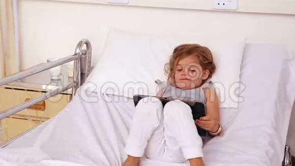 小女孩躺在病床上用药片视频的预览图