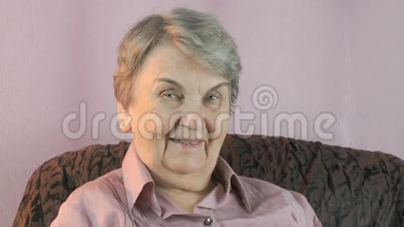 老妇人在室内的镜头上笑视频的预览图