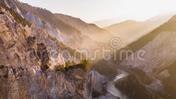 日出瑞士峡谷瑞因什鲁奇瑞士空中4k视频的预览图