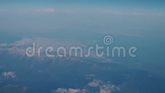 从飞机窗口的空中视野4K视频的预览图