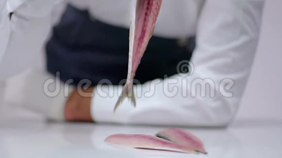 厨师把鱼的身体和尾巴放在空气中视频的预览图