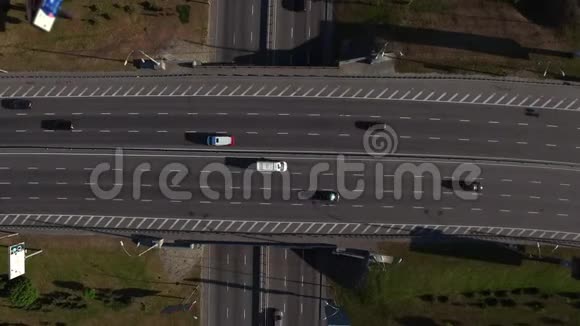 汽车在高速公路上行驶高速公路交叉口的空中观景车交通视频的预览图
