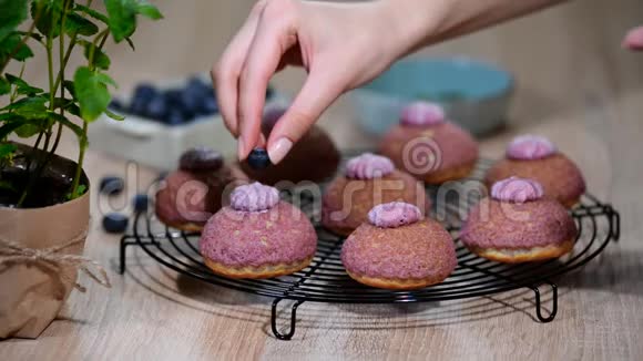 奶油泡芙和奶油以蓝莓装饰视频的预览图