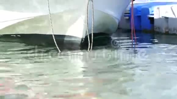 在码头的摩托艇视频的预览图