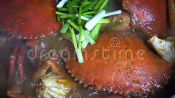 厨师烹饪辣椒蟹新加坡中式菜肴标志性菜肴视频的预览图