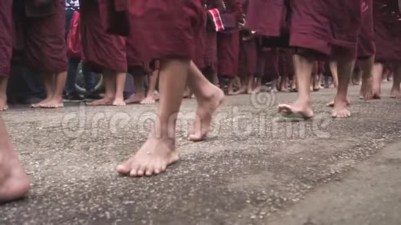 缅甸僧侣步行与索尼a6300fps2997FHD连脚特写镜头视频的预览图