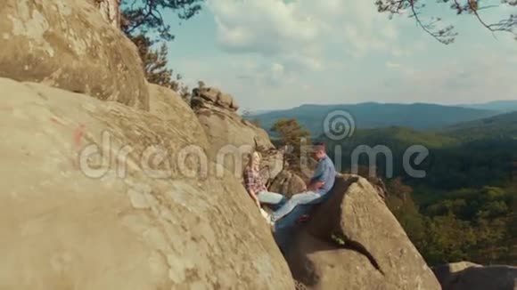 年轻的徒步旅行者手牵手在山顶上外拍摄风景优美在高山上视频的预览图