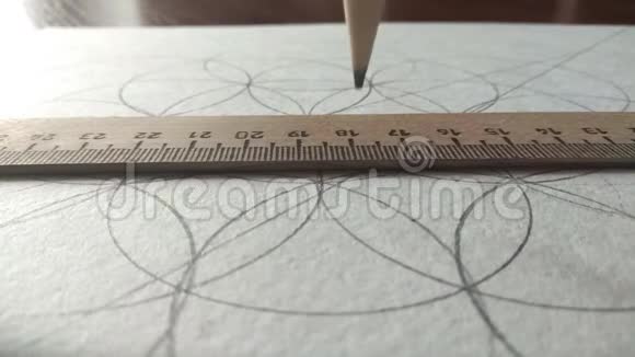 用铅笔在尺子里画一条线用圆圈画视频的预览图