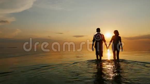 一男一女日落时出海牵着手视频的预览图