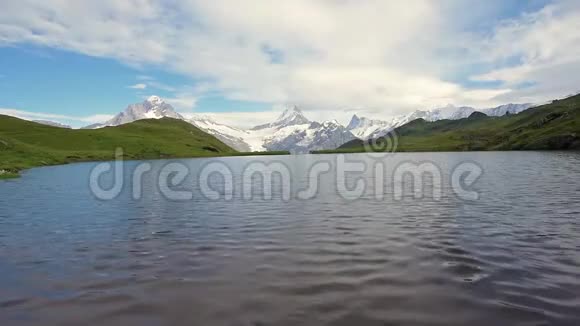 美丽的景观与波浪在瑞士阿尔卑斯山欧洲韦特霍恩SchreckhornFinsterahorn和Bachsee视频的预览图