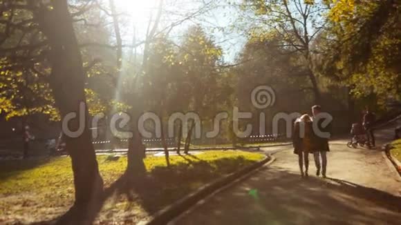 神奇的女人穿着黄色的连衣裙和黑色的外套和一个英俊的男人穿着优雅的秋装奢华的年轻夫妇视频的预览图