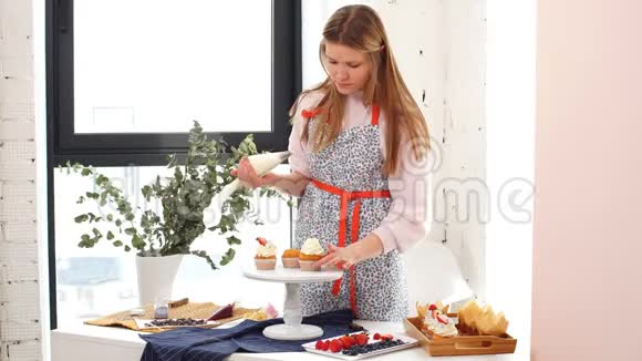 女面包师装饰纸杯蛋糕视频的预览图