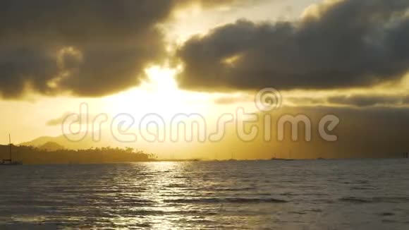 澳大利亚昆士兰夏季的Airlie海滩日落视频的预览图