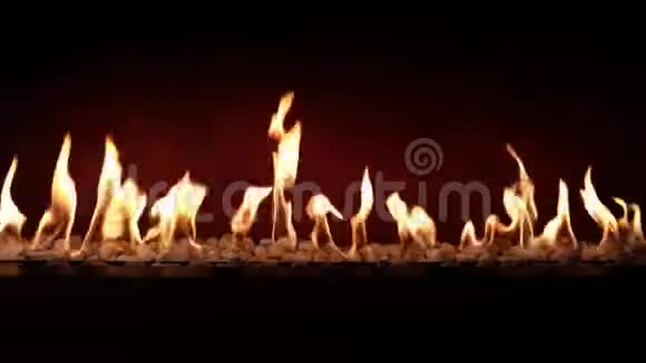 木炭燃烧缓慢橙色火焰在舒适的原木壁炉在美妙令人满意可爱的气氛关闭视频的预览图