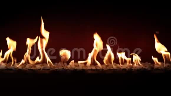 令人印象深刻的可爱气氛令人满意的接近木炭燃烧缓慢与橙色火焰在舒适的原木壁炉视频的预览图