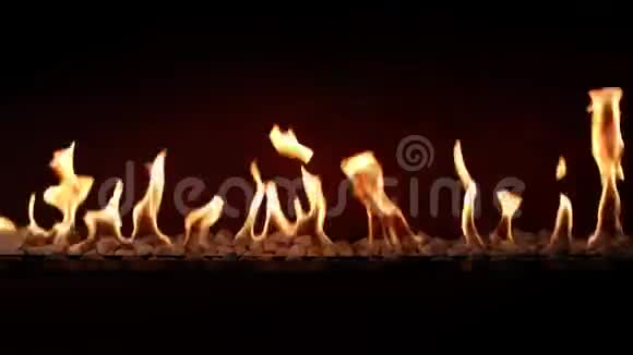 木炭燃烧缓慢橙色火焰在舒适的原木壁炉令人印象深刻令人满意可爱的气氛关闭视频的预览图