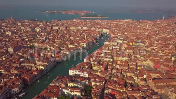 意大利威尼斯日出时在圣马可广场上空的空中轨道视频的预览图
