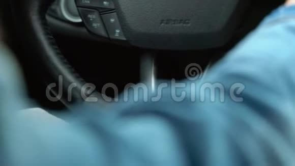 关闭女性手指按下汽车发动机启动停止按钮视频的预览图