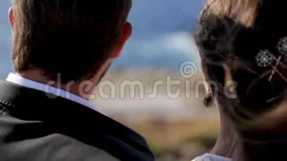 新婚之日幸福的新娘和新郎温柔地拥抱在海滨视频的预览图