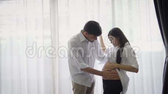 丈夫抚摸怀孕的母亲视频的预览图