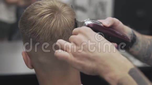 用电动修边器造型用电动剃须刀把男人的发型贴紧视频的预览图