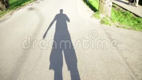 高个子男人影子走路视频的预览图