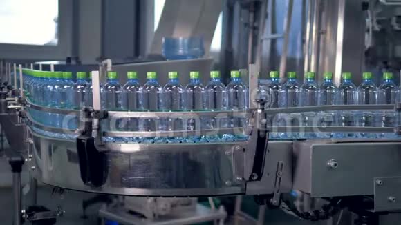 一条长的工厂线有现成的未贴标签的水瓶视频的预览图