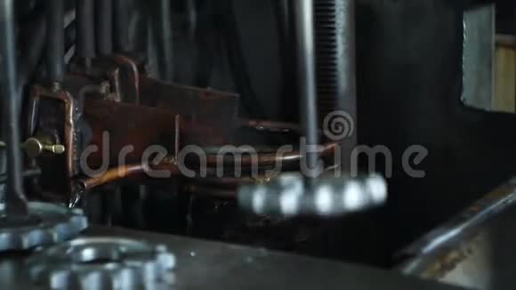用于机械工程的金属零件的硬化和热处理金属零件的特写热处理视频的预览图
