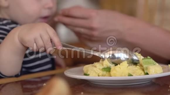可爱的小孩慢吞吞地吃东西视频的预览图