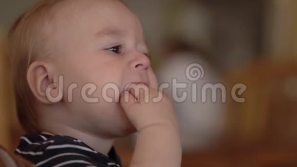 可爱的小孩慢吞吞地吃东西视频的预览图